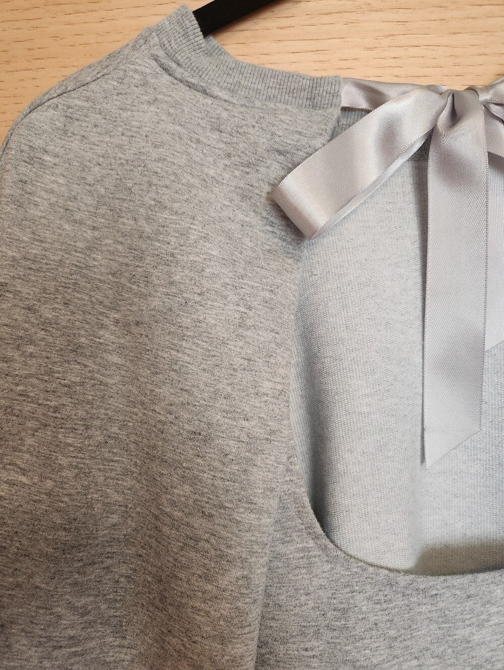 HEATHER GREY CUTOUT BACK RIBBON TIE SWEATSHIRT SIZE LARGE SOFT GIRL AESTHETIC - Picture 4 of 8